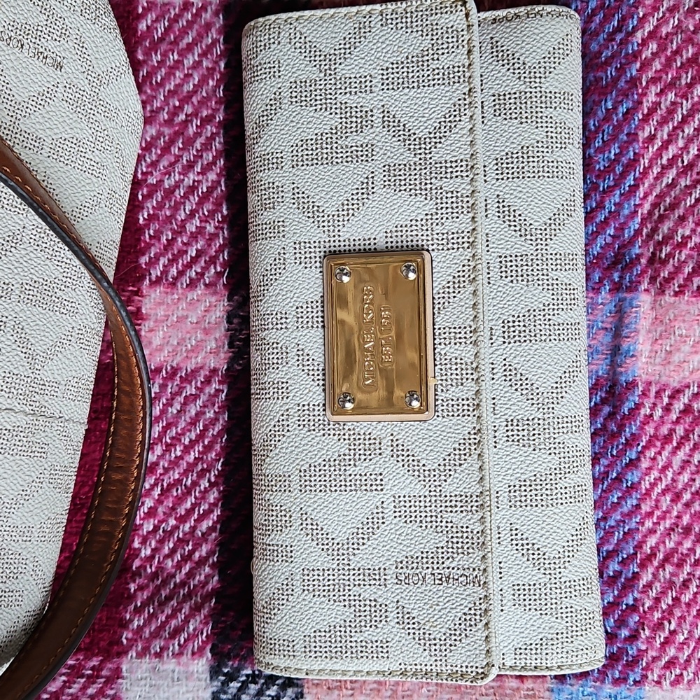 Michael Kors Signature Tote And Matching Wallet - Picture 9 of 15